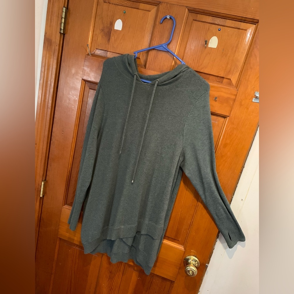 Women’s long sleeve, long length sweater. Size 1X.